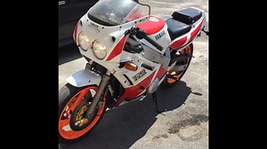 Descubre la historia de la Yamaha Genesis, la moto que rompió con todas las reglas en los años 80. Con su revolucionario motor de cinco válvulas por cilindro, la Genesis no solo cambió el juego para siempre, sino que también dejó en ridículo a marcas europeas y americanas. En este video analizamos su diseño, su impacto en el mundo de las superbikes y por qué hoy es considerada una obra de arte mecánica. . . . #motorcycle #motocicletas #motorcycleadventure | Vida en dos Ruedas