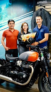 3.3K reactions · 17 shares | Chúc mừng chị Nguyễn Thị Diệu Lan đã trở thành chủ nhân của mẫu xe Triumph Bonneville Bobber với phối màu mới Matt Graphite/ Matt Baja Orange ấn tượng. #fortheride #triumph #triumphmotorcycles #bonneville #bobber #pkl #moto #xedep #biker #motorcycle #motorcycles #motolover | Triumph Vietnam | Facebook