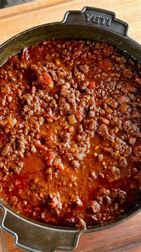 Texas chili is our most popular chili recipe! Let’s make it⬇️ 4 lbs of ground meat (venison is also great and is Matt’s fav) 1 lb of HOT breakfast sausage 3 medium red onions, diced 1 head of garlic, minced 84 ounces of tomatoes and sauce total. Use the below or interchange to your liking as long as you use at least 84 ounces) 2, 28oz can crushed tomatoes with juice 1, 28oz fire roasted diced tomatoes with juice 1 7oz can Chipotles in Adobo Sauce, diced. Preserve the liquid. 2 beers. 1 for the c