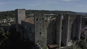 Óbidos Vila pertença de sucessivas rainhas ao longo dos séculos e terra onde a pintora Josefa de Óbidos viveu e produziu, Óbidos apresenta um acervo arquitetónico e artístico atípico para a escala que tem. Será o encanto singular de Óbidos fruto dos investimentos das muitas Senhoras que a dominaram? Sim e não. A verdade é que, nos inícios do séc. XX, Óbidos era uma vila degrada e deprimida. Da fundação da vila como a conhecemos às intervenções que sofreu no séc. XX, uma visita guiada pela histor
