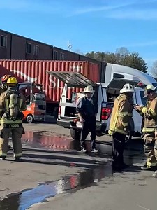 Presencia de los bomberos de Gwinnett en una bodega en Norcross tras un incendio. Los bomberos controlaron el fuego. La bodega está ubicada sobre el 6145 de Jimmy Carter, cerca de Best Friend Road. #Norcross #hispanosenatlanta #noticias | Luis Estrada Telemundo Atlanta
