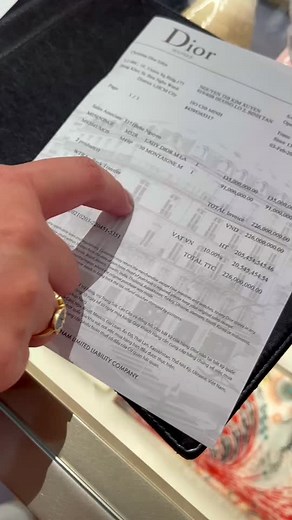 Dior Purchase Receipt: A Close-Up Look