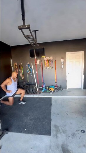 Master the Walking Lunge for Dynamic Strength & Balance!