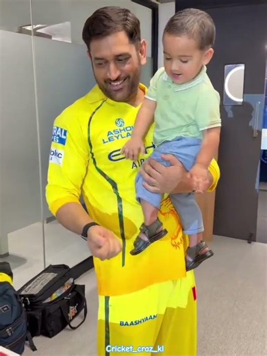 The Captain Cool Magic! ✨ MS Dhoni meets Sarfaraz Khan’s Son!