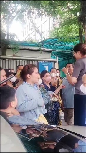 Hình Ảnh Chen Lấn Khi Phát Tiền: Bài Học Cần Nghiêm Chỉnh