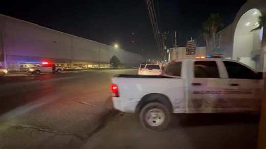 Momentos del arribo de la #FESC con #laPiruja, uno de los líderes más importantes de la estructura criminal de los #Rusos, en #Mexicali Su captura se realizó en el Valle de #Mexicali, en posesión de #drogas, #granadas, dos rifles, una pistola y dos vehículos, uno de ellos, #blindado | Villalugo Informa