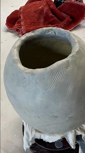 How to coil and pinch technique a clay vase. #shortvideo #ceramic #pottery #clay #art #shorts #arts