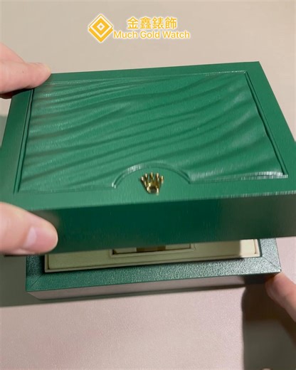 綠針依家已經停產啦⏳，取代佢嘅係依家嘅熱門款 —— 皮蛋圈🥚✨，但係呢隻綠針依然超有競爭力💪！ Rolex 勞力士 GMT-MASTER II 116710LN - 🟡型號：116710LN 🟡年份：2017 🟡直徑：40mm 🟡錶盤顏色：黑色 🟡錶帶材質：蠔式鋼 板帶 🟡機芯： 自動上鍊 🟡配件：✅保養卡 ✅說明書 ✅綠牌 ✅原裝盒 ✅上行卡 - 🔍 Much Gold Watch Jewelry 金鑫錶飾 📍九龍旺角快富街27號 📍No 27, Fife Street, MongKok, KLN 🕗營業時間 : 12:00-20:00 - 📲 查詢電話 : 6966 6680 📳 http://wa.me/85269666680 - 【Carousell】: muchgoldwatch https://www.carousell.com.hk/u/muchgoldwatch/ - 【Instagram】: muchgoldwatch_hk https://www.instagram.com/muchgoldwatch_hk/ - 🔸旺角地鋪交收，信心