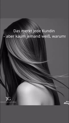 Warum dein klassischer Schnitt nach 6 Wochen an Leichtigkeit verliert 🙆‍♀️ Beim Calligraphy Cut wird jedes Haar mit einem präzisen 21°-Winkel geschnitten. 💇‍♀️ Der Calligraph gleitet sanft durchs Haar und sorgt dafür, dass sich jede Strähne freier bewegt, voller fällt und der Schnitt länger hält als ein herkömmlicher Scherenschnitt. ✨ Nach etwa 4-6 Wochen verliert das Haar, das mit der Schere geschnitten wurde, etwas an Dynamik – beim Calligraphy Cut bleibt dir die Dynamik und Leichtigkeit län
