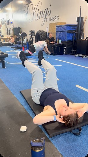 Chloe Halliday on Instagram: "Upper body day! Wanted to show the newest addition to my routine—bicycle sit-ups! 🔥 Definitely feeling those in the abs. Plus, I’ve been noticing some solid improvements in my shoulder mobility, which is a big win! 💪 #bicycle #core #strengthtraining #mobility #fitnessprogress #strongereveryday #mindmuscleconnection #FitLife #pushyourlimits #abs #bodybuilder #bikinibody #bikinicompetitor"