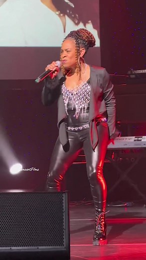 Kut Klose Live Performance of Twisted | 90's R&B Vibes
