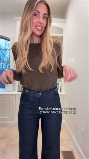 Ash & Em | Curating Fashion | Lifestyle & Wellness on Instagram: "Share with a friend with the arrow & Comment JEANS … we’ll DM you the links! The perfect jeans to update our wardrobes this fall and winter!! Down to the tiniest detail, these are so good — they pinch you in at the waist, make your legs look miles long, and the wash is absolute perfection. They’re the kind of jeans that instantly make any outfit feel put-together, whether you’re dressing them up with a blazer or throwing them on w