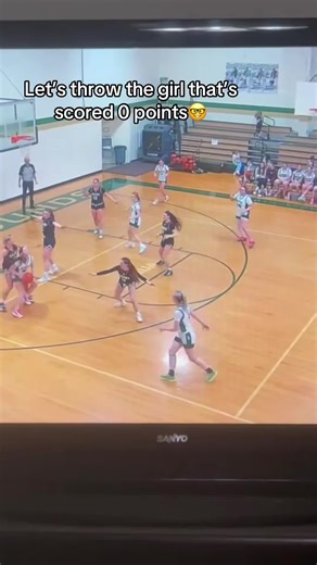 McKinsey (@mckinseylynn19)’s video of people throwing