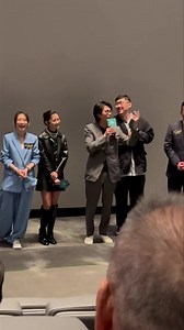 黃子華跟許冠文合作的電影《破地獄》論生談死，昨晚子華神跟衛詩雅、周嘉怡出席首映禮時，笑說無論好睇定唔好睇，最重要係唔好早走離場。#黃子華 #破地獄 #明周現場 | 明周娛樂 MP Weekly