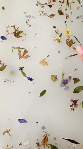 I don't make envelopes now, but you can make them yourself, create your own design, with or without flowers 🌼 You only need a quality mold and deckle for this. You will find all this at the link in bio 😉Order and enjoy the paper recycling process 😌#recyclingpaper #papermaking #decklededge #crafts #papermakingprocess #handmadeenvelopes