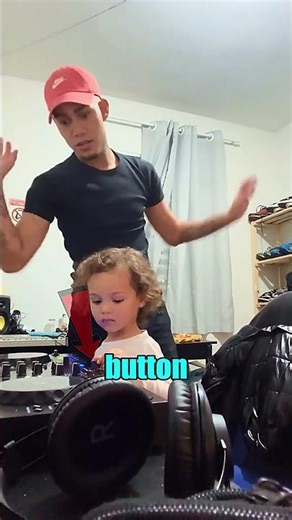 Little Girl Presses ONE Button… Dad’s Reaction Says It All 😳🎶 #shortvideo