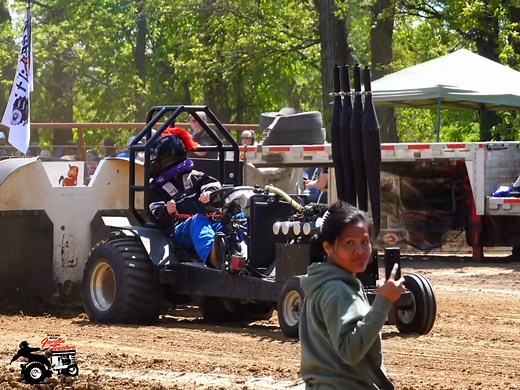 Quad stacks of furry!! 😤 #tractorpulling #minirod | Pulling with Garden Tractors