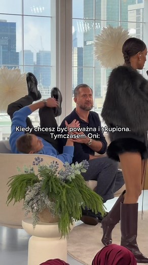 Ci dwaj koledzy z tylnej ławki kiedy odpowiadasz przy tablicy ;) #dzieńdobrytvn