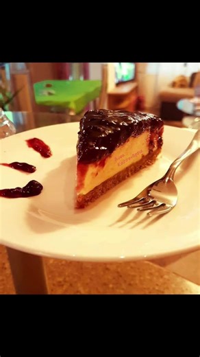 #cheesecake #γλυκο #γλυκακι #μαγειρεύουμεμεαγάπη #ελληνικοτικτοκ 🥰 Η συνταγή είναι της αγαπημένης μας φίλης και χρυσοχέρα Marina Hatzidaki . Την ευχαριστώ πολύ όνειρο έγινε 🥰 Κλασική συνταγή σίγουρη επιτυχία!!! Υπέροχο γευστικό και νόστιμο 👍😋 Υλικά Κρέμα 500 γραμμάρια τυρί κρέμα 250 γρ κρέμα γάλακτος 1 κούπα άχνη ζάχαρη 1 κ.γ. εκχύλισμα βανίλιας 1 κ.σ. χυμό λεμονιού Ξύσμα λεμονιού Βάση 1 συσκευασία μπισκότα digestive 120 γρ βούτυρο γάλακτος Γαρνιτούρα 1 συσκευασία κομπόστα κεράσι 🍒 1,5 κ.σ.