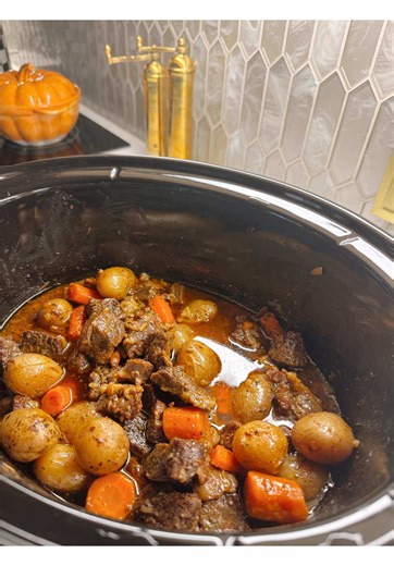 Easy slow cooker beef stew for weeknight dinner ready in minutes