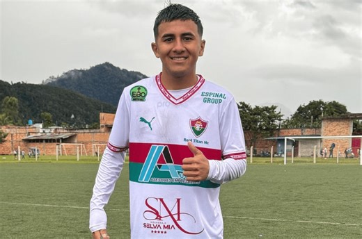 Estrella del fútbol muere a los 21 años tras chocar con un rival