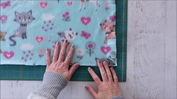 EASY DIY Fleece Blanket (No knots, No Sewing)