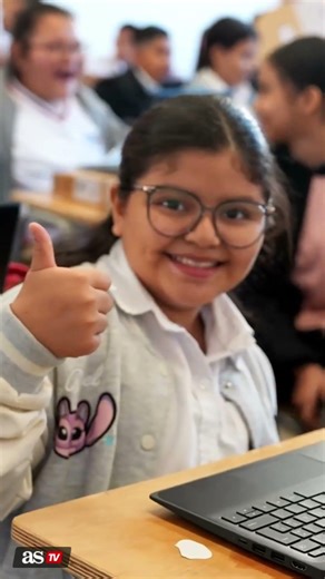 El REGALO de NAYIB BUKELE con MILES de NIÑOS en EL SALVADOR: MOCHILAS, LIBROS...