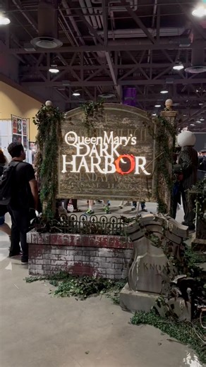 I’m really missing spooky events & spooky season in general. Midsummer Scream & The Queen Mary Dark Harbor #danimchalloween #happyhalloween #spookyseason #queenmarydarkharbor #midsummerscream #Halloween | Dani Danger