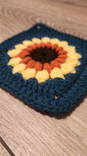 Loopsie Daisy Crochet by Elle on Instagram: "Crochet them together using the slat top slip stitch! The flat top slip stitch is the quickest and most secure way to attach your squares! Save to try on your next project! Step by step beginner friendly join instructions 👇 Use an accent colour like the demo or the same colour as the boarder for a seamless finish. The possibilities are endless! Flat top slip stitch join: 1. Hold your yarn behind your work 2. Insert your hook into the back loop of the