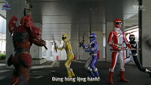 FullHD Vietsub Boukenger ep37.1 Xuất hiện một đạo chích bí ẩn lấy cắp đồ ngay trước mắt các Boukenger mà không ai phát hiện. Souta truy tìm và phát hiện kỹ thuật “tàng hình ánh sáng”. Kẻ này nhắm đến Precious Light Veil. Một cuộc rượt đuổi kỹ thuật cao bắt đầu. #Boukenger #KhoTokuTV #ep37 #Thief | KhoTokuvn