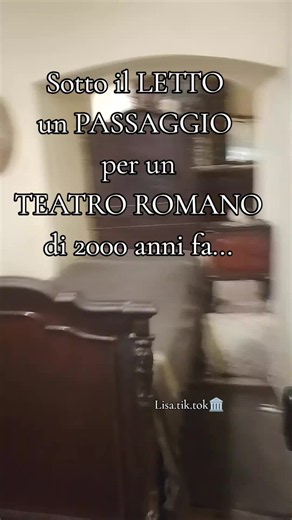 SOTTO IL LETTO UNA BOTOLA CHE CI CONDUCE AD UN TEATRO ROMANO DI 2000 ANNI FA.. Sotto i palazzi di Piazza San Gaetano si cela l'antico TEATRO ROMANO di Neapolis (I secolo a.C.), una struttura colossale da 6.000 posti dove si esibì anche NERONE. Dal 1600 in poi, per la forte sovrappopolazione, la città ha letteralmente costruito le case sopra e dentro le sue gradinate. Oggi vi si accede in modo surreale.... alcune visite guidate partono proprio dall'interno di tipici
