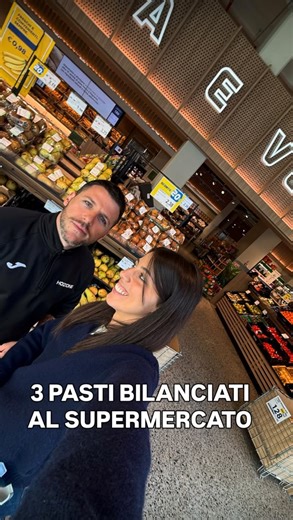 𝑫𝒐𝒕𝒕.𝒔𝒔𝒂 𝑮𝒊𝒖𝒍𝒊𝒂 𝑭𝒖𝒔𝒂𝒓𝒐 | 𝑵𝒖𝒕𝒓𝒊𝒛𝒊𝒐𝒏𝒊𝒔𝒕𝒂 on Instagram: "Fare pasti bilanciati anche quando sei di corsa è possibile 💪 Io e @pieroighina_pt , personal trainer, ti mostriamo 3 pasti pronti dal supermercato da portare a: 🏫 scuola 🏢 ufficio 🎒 università 👉 Ogni piatto = 🥔 carboidrati 🥦 verdure 🍗 proteine Equilibrio, praticità e zero stress ✨ Scrivi “MENU” nei commenti se vuoi altri esempi 💬 #mealprep #spesa #nutrizionista #nutrizione #personaltrainer"