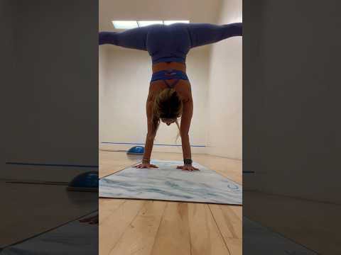 Handstand yoga flow splits and half moon pose #yoga #shortvideo #yogapractice #yogaflow #fitness