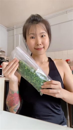 💕 How to store Spring Onions for Many Months! 🤩 🐻 Updating my bearies on better storage tips! My other bag has been in the fridge for like 3months so I honestly don’t think it will spoil. ❣️Although when you use it, make it quick! Like take out the necessary amount you need and immediately store them back in the freezer! #TwyStorage #recipes #food #dummyrecipe #storagetips #dummystoragetips #storageways #storageideas #storage #howtokeep #scallions #greenonions #springonion #howtokeepscallions