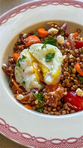 On prépare mon dej ensemble ☀️ une salade de lentilles pleine de saveurs, ultra facile et rapide à préparer ! On verse des lentilles cuites dans un saladier, on ajoute des carottes et des tomates cerises coupées en petit morceaux ainsi qu’un peu d’oignon rouge ciselé. On ajoute des lamelles de saumon fumé, de la fêta émiettée et du persil ciselé. On assaisonne, on ajoute un filet d’huile d’olive et un peu de jus de citron… et on se régale ! Pour encore plus de gourmandise, on peut ajouter un œuf