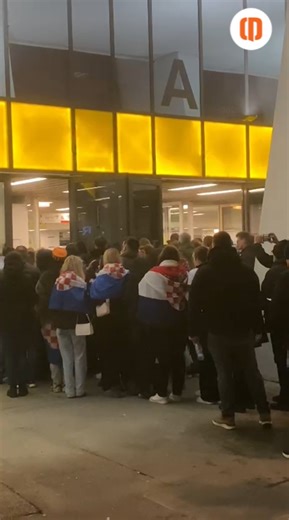 Arena Zagreb otvorila je svoja vrata povodom večerašnjeg koncerta Marka Perkovića Thompsona! 🎤 Prvi obožavatelji već su ušli u toplu Arenu, dok je velik dio njih odlučio pričekati početak koncerta u obližnjim kafićima, opuštajući se uz Thompsonove hitove i dobro raspoloženje 😄 Atmosfera u Novom Zagrebu polako se zagrijava uoči večerašnjeg spektakla! 🔥 | Dnevno.hr