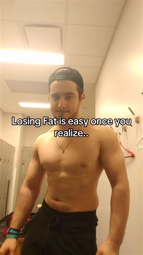 Save this and apply it✅ Fat loss isn’t magic..🪄 it’s math you can repeat even with a busy schedule. You don’t need extremes, detoxes, or 2-hour workouts. Example.. You need a , 7,000 calorie weekly deficit to lose ~2 lbs of fat per week. Here’s exactly how that looks for a man working 50 hrs: 1️⃣ Low-effort cardio Burn an extra 100 calories/day (walks, incline treadmill, bike) = 700 calories/week 2️⃣ Daily steps (non-negotiable) ~10,000 steps/day ≈ 500 calories/day = 3,500 calories/week (This i