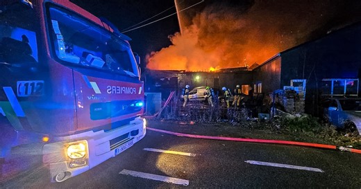 Andenne : un ancien garage entièrement détruit par les flammes