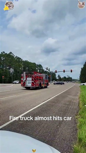 Что происходит на дороге? 😳 Машина не пропускает экстренные службы 🚨