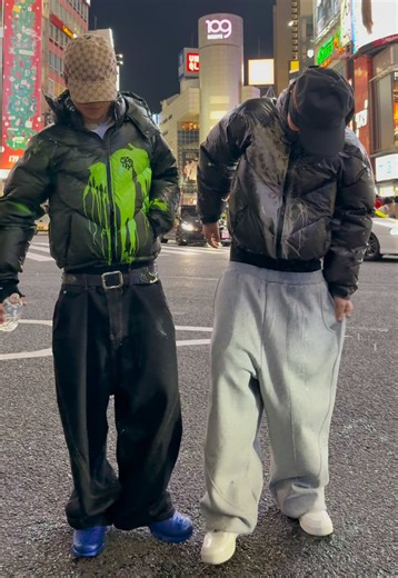 水をかけると色が変わるダウン、最近流行ってるよね。 それを叩いてる人も見かけたけど、人のコンテンツを叩くより自分にフォーカスすればいいのに、、 っていうのは嘘で、SNSにおいて視覚的に変化が一発で伝わるアイテムって、着る着ないは別として見てる分には楽しいよね！笑 みんなは色変わるダウン、もう手に入れた？ ※脇だけは注意してください！😭 #fashiontiktok #ootd #海外ファッション #ストリートファッション #fyp @mertra