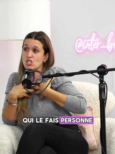 La Matrice d’Eisenhower expliquée simplement. Dans cet extrait du podcast Derrière le miroir, notre invitée Stéphanie Follis, fondatrice de Ergo pour Elle, nous explique la fameuse matrice d’Eisenhower — un outil puissant pour t’aider à gérer ton temps, prioriser tes actions et surtout, éviter de t’épuiser en tant qu’entrepreneur. Si tu cours toujours après le temps , cet extrait va clairement te parler. Dis-moi en commentaire : dans quelle zone de la matrice tu passes le plus de temps? 📺 Épiso