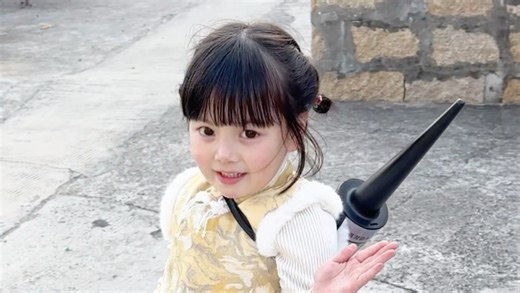 全家最调皮但最受宠的小孩姐回村了！