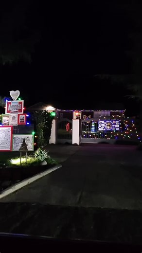 Christmas Tree Lane – Model Train House Dirección / Ubicación: Santa Rosa Avenue & Altadena Drive Altadena, California 91001 #california #hiddengems #viajandoporcalifornia1 #travel #train | Remy Martyn