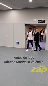 A singularidade de Reinildo, jogador do Atlético de Madrid, foi capturada neste momento especial no estádio #CivitasMetropolitano 🏟️ . Enquanto os jogadores entravam numa área restrita, Reinildo mostrou a sua simplicidade e humildade ao vir cumprimentar-me. E no final do jogo, ele fez questão de repetir esse gesto sincero. Este acto de gratidão é um exemplo inspirador para todos nós. É fácil deixar o cansaço e outras questões nos afectarem, mas Reinildo escolheu trilhar um caminho diferente, de