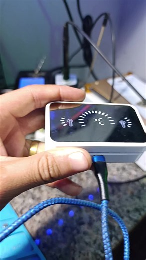 Fone de Ouvido Bluetooth com Tela Espelhada e Carregamento USB