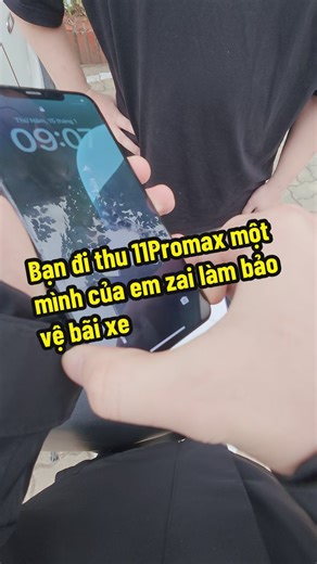Thu iPhone 11 Pro Max Từ Sinh Viên Trông Xe