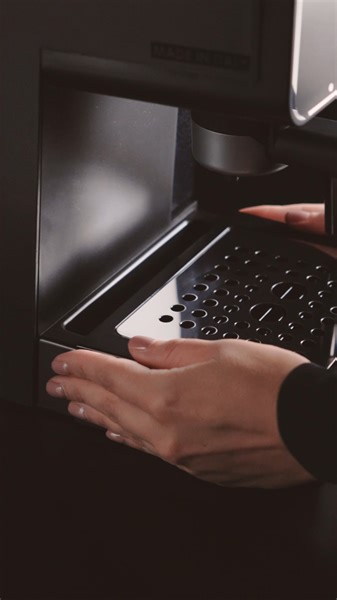 MY ESPRESSO GESTURES: DRIP TRAY The drip tray of Gaggia Espresso has the right height to avoid splashes when brewing espresso, but it can be removed to place taller cups and mugs. Enjoy your favorite beverages in ease. --- MY ESPRESSO GESTURES: VASSOIO RACCOGLIGOCCE Il vassoio raccogligocce di Gaggia Espresso ha l'altezza giusta per evitare schizzi durante l'erogazione dell'espresso, ma può essere rimosso per utilizzare tazze più alte e mug. Gusta le tue bevande preferite con semplicità. | Gaggi