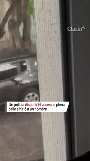 Clarín on Instagram: "POLICÍA BORRACHO DISPARÓ EN VILLA CRESPO E HIRIÓ A UN EMPLEADO DE UNA FÁBRICA El ataque ocurrió cerca de las 6 de la mañana frente a una empresa gastronómica de Fitz Roy al 300, cuando trabajadores ingresaban a su turno. El agresor efectuó al menos 14 disparos y una bala impactó en la pierna de un chofer, que quedó fuera de peligro. El tirador fue identificado como Cristian Benítez, cabo primero de la Policía Federal Argentina, de 34 años. Llegó al lugar en un auto sin pat