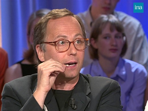 😂 "J'aimerais passer une soirée avec Doc Gynéco " 😂 Thierry Ardisson reçoit le comédien Fabien Luchini qui parle de sa passion pour le théâtre. Il explique qu'il n'apprécie pas l'homme qu'est Louis-Ferdinand Céline mais qu'il admire les chefs-d'oeuvre littéraires. Il récite un passage de "Voyage au bout de la nuit" et discute avec Doc Gynéco. En bonus : l'"Interview mensonge". > Tout Le Monde En Parle | France 2 | 23/06/2001 #INA #Arditube #Ardisson #FabriceLuchini | INA Arditube