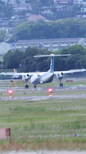 伊丹空港千里川堤防、DHC-8がA滑走路に着陸（2026/5/7） #shorts #airport #plane